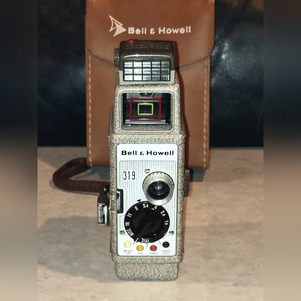 VINTAGE 1940s COLLECTIBLE BELL & HOWELL 319 8mm MOVIE CAMERA SUNOMETER TRI-LENS